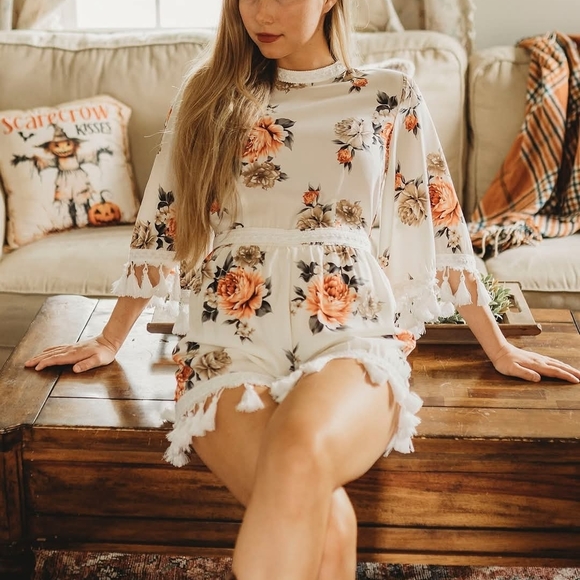 Rêveuse Boho Floral Shorts Romper Cream Tassel Trim  Bell Sleeve LargeNWT - Picture 4 of 7
